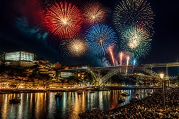 découvrez les feux d'artifice de porto, un spectacle époustouflant qui illumine le ciel et émerveille petits et grands. un événement incontournable à vivre absolument.