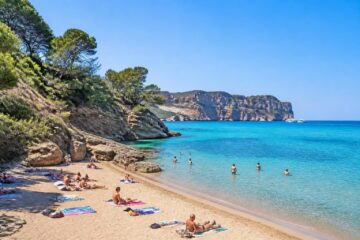 découvrez les plages de ventotene, un véritable paradis pour les amateurs de soleil, où eaux cristallines et sable fin vous invitent à la détente et à l'aventure.