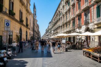 découvrez le corso umberto à naples avec notre guide complet pour les touristes : monuments incontournables, bonnes adresses, conseils pratiques et activités à ne pas manquer.