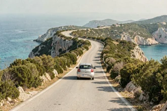 Route côtière sinueuse entre Propriano et Ajaccio avec vue sur la mer Méditerranée en Corse