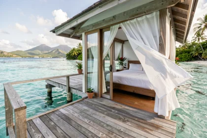 Bungalow de luxe sur pilotis avec vue sur le lagon turquoise de Guadeloupe