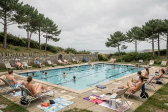 Vue panoramique d'un camping avec piscine en Bretagne entouré de végétation typique de l'Armorique