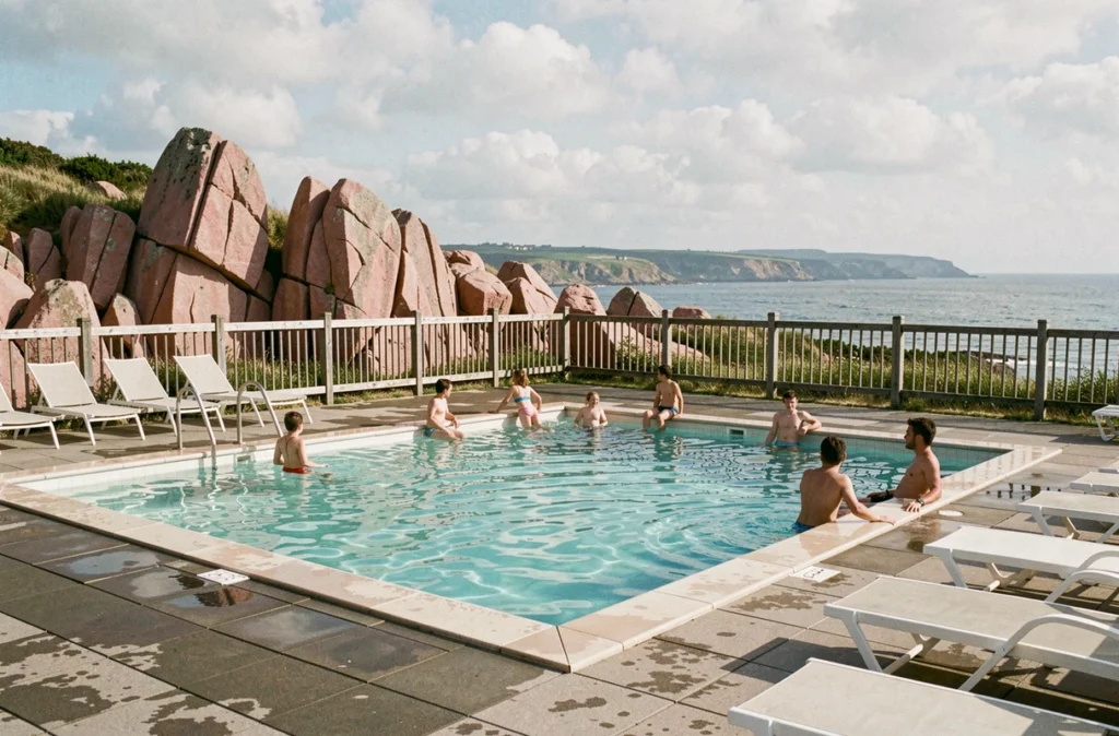 Piscine du camping Le Ranolien à Perros-Guirec avec les rochers de granit rose en arrière-plan