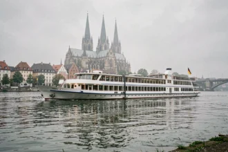 Bateau de croisière fluviale sur le Rhin avec la cathédrale de Cologne en arrière-plan lors d'un week-end
