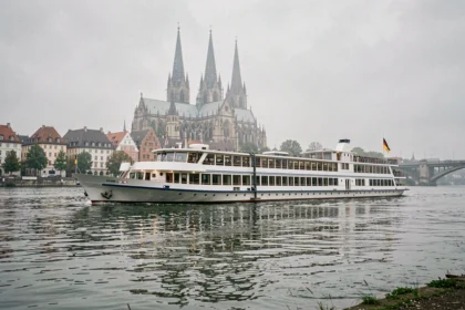 Bateau de croisière fluviale sur le Rhin avec la cathédrale de Cologne en arrière-plan lors d'un week-end