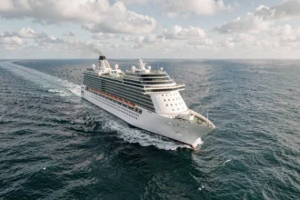 Grand paquebot de croisière naviguant sur l'océan Atlantique lors d'une traversée transatlantique