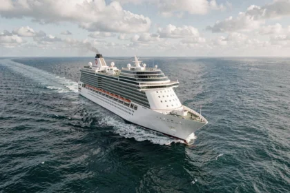 Grand paquebot de croisière naviguant sur l'océan Atlantique lors d'une traversée transatlantique