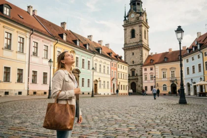 Voyageuse admirant la tour du Conseil et les façades colorées de la Grande Place de Sibiu en Roumanie