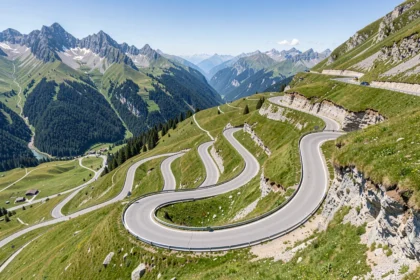Route du Stelvio serpentant dans la montagne alpine